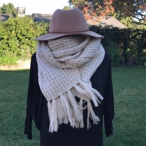 ✨HOST PICK✨NWT Scarf cream & white